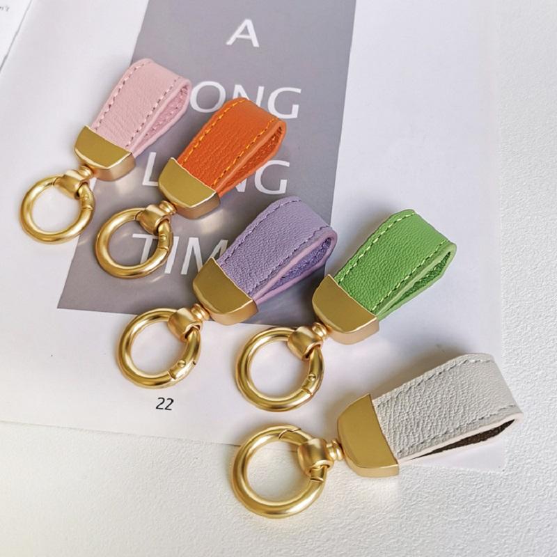 

Автомобильный брелок для ключей, роскошный брелок из натуральной кожи, однотонная пряжка, автомобильный брелок для ключей, автомобильные аксессуары, подарок, автомобильный брелок
