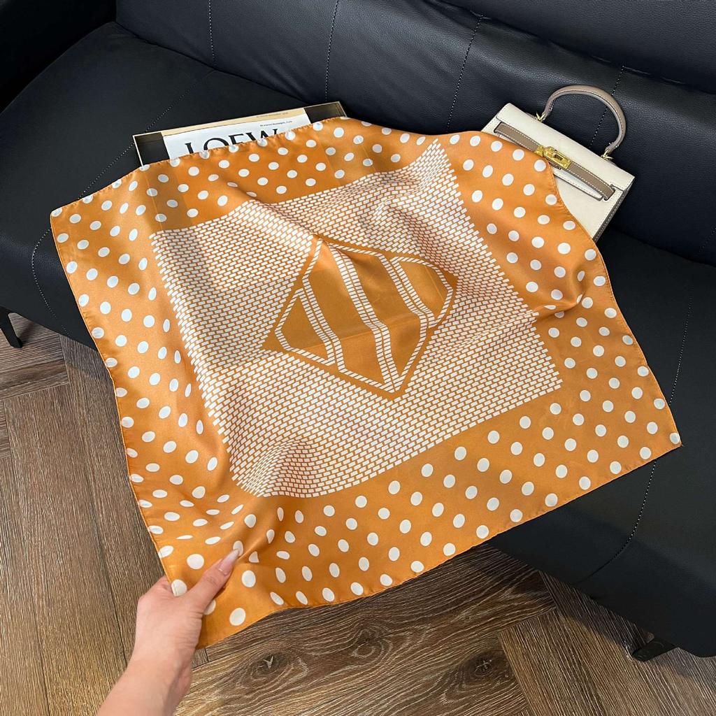 Simulated silk women's small square scarf, Korean cashew nut leopard print small silk scarf, headscarf, four-season scarf, professional scarf.