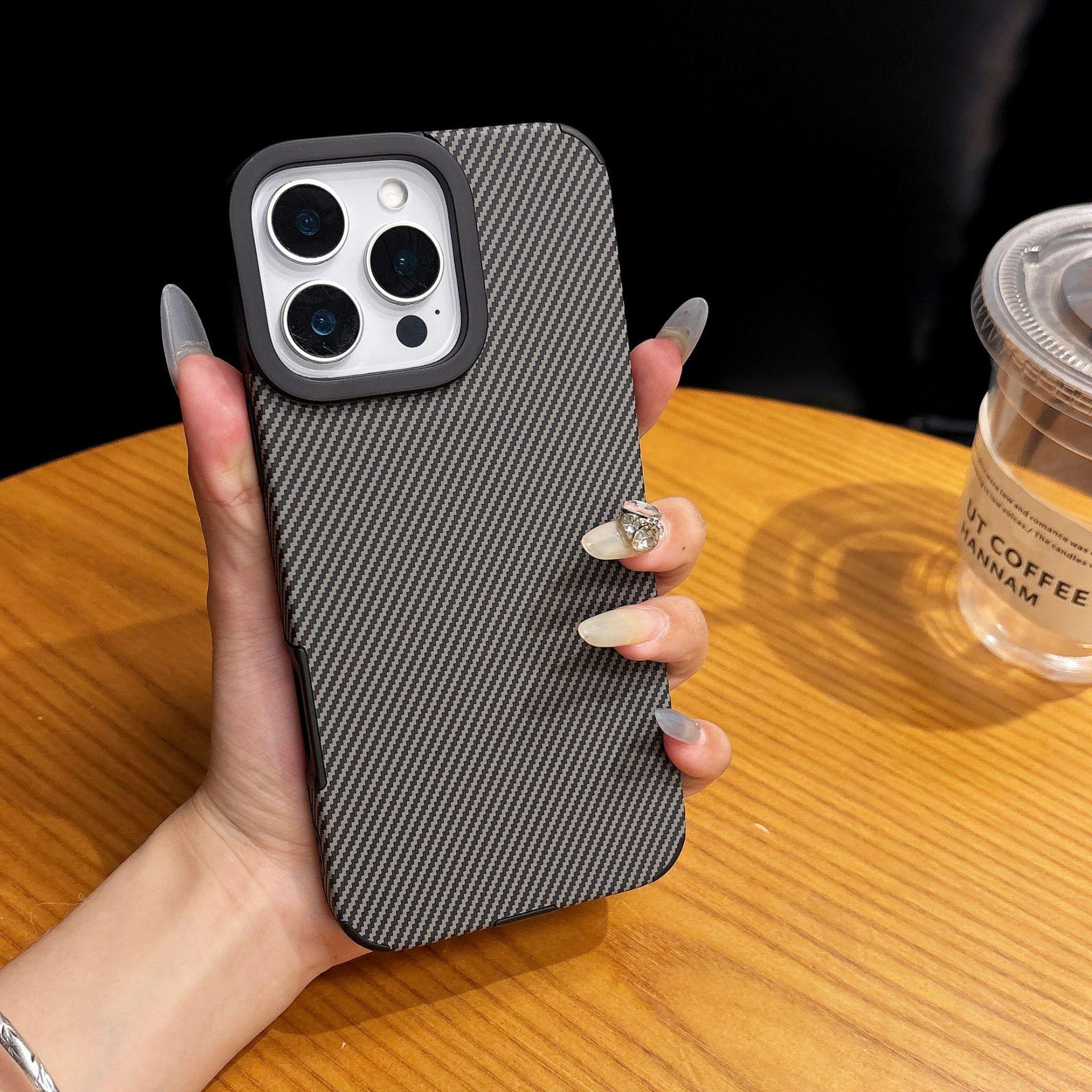 

Чехол для телефона с текстурой углеродного волокна подходит для iPhone16promax с подставкой-браслетом и Apple 15 со встроенным магнитным чехлом iPhone16