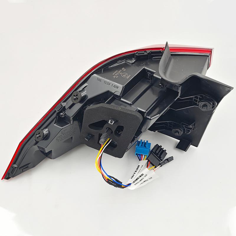 Compatible with 17-22 Tiguan: High-End LED Dynamic Taillight Assembly with Dual Reversing Light.