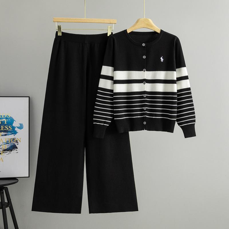 Ein zweiteiliges Set aus modischem gestreiftem Strick-Cardigan mit Rundhalsausschnitt für Damen Herbst und Winter, bestehend aus einem kurzen Jäckchen und einer Hose mit weitem Bein.