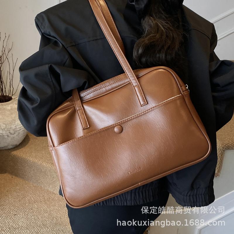 Large capacity bag women's autumn and winter 2025 new retro niche design shoulder underarm bag commuter tote bag