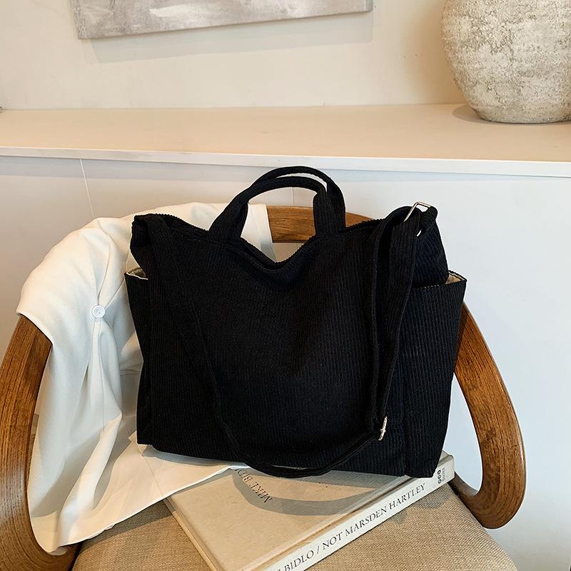 

Студенты посещают занятия, покупают новые сумки-мессенджеры, модные сумки для поездок на работу, вместительные сумки-шопперы, сумки через плечо, корейские сумки. чёрный