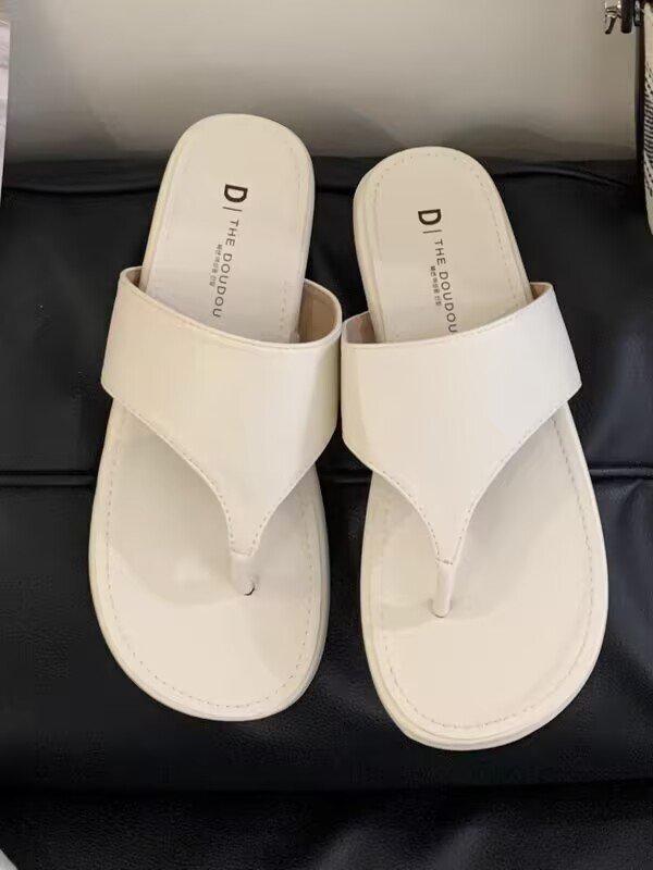 Flat-bottomed Flip-flops for Women's Outer Wear 2025 Spring and Summer New Vacation Travel Beach Shoes Soft-soled Feet Cold Slippers for Women