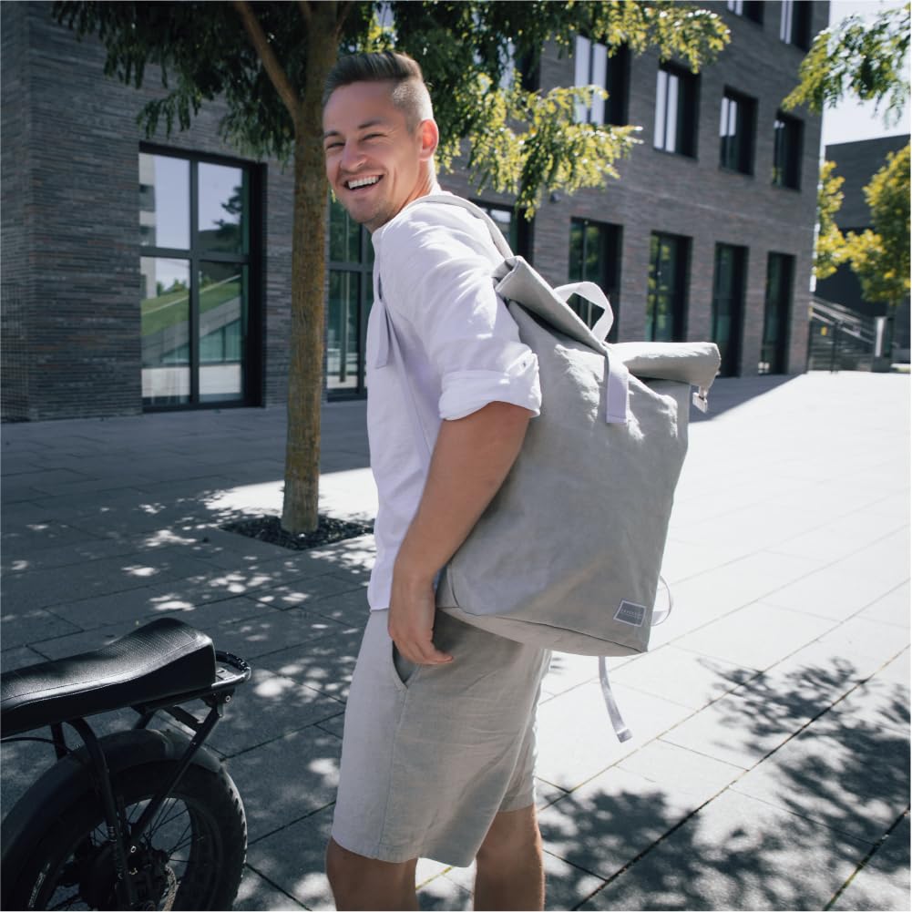 [PAPER&SONS] Kraftpapier-Rucksack, 22-28L, Kiefer, Hergestellt aus FSC-Kraftpapier, Made in Germany, Wasserabweisend, Leicht, Vegan, Großes Fassungsvermögen, mit