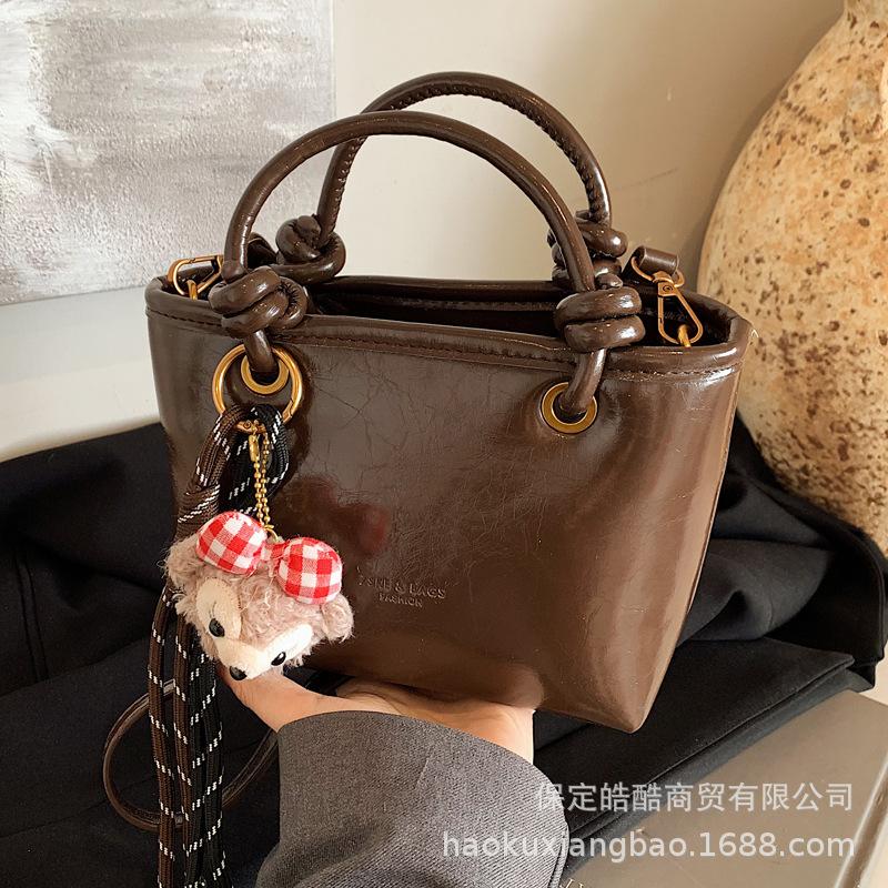 This year's popular bags are women's autumn and winter versatile 2025 new trendy fashion messenger handbag bucket bag