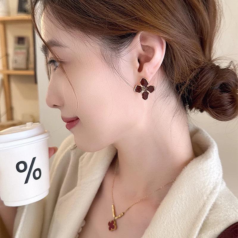 Medieval light luxury high-end temperament Ankola red flower ear clips without holes exquisite earrings fashionable commuter earrings