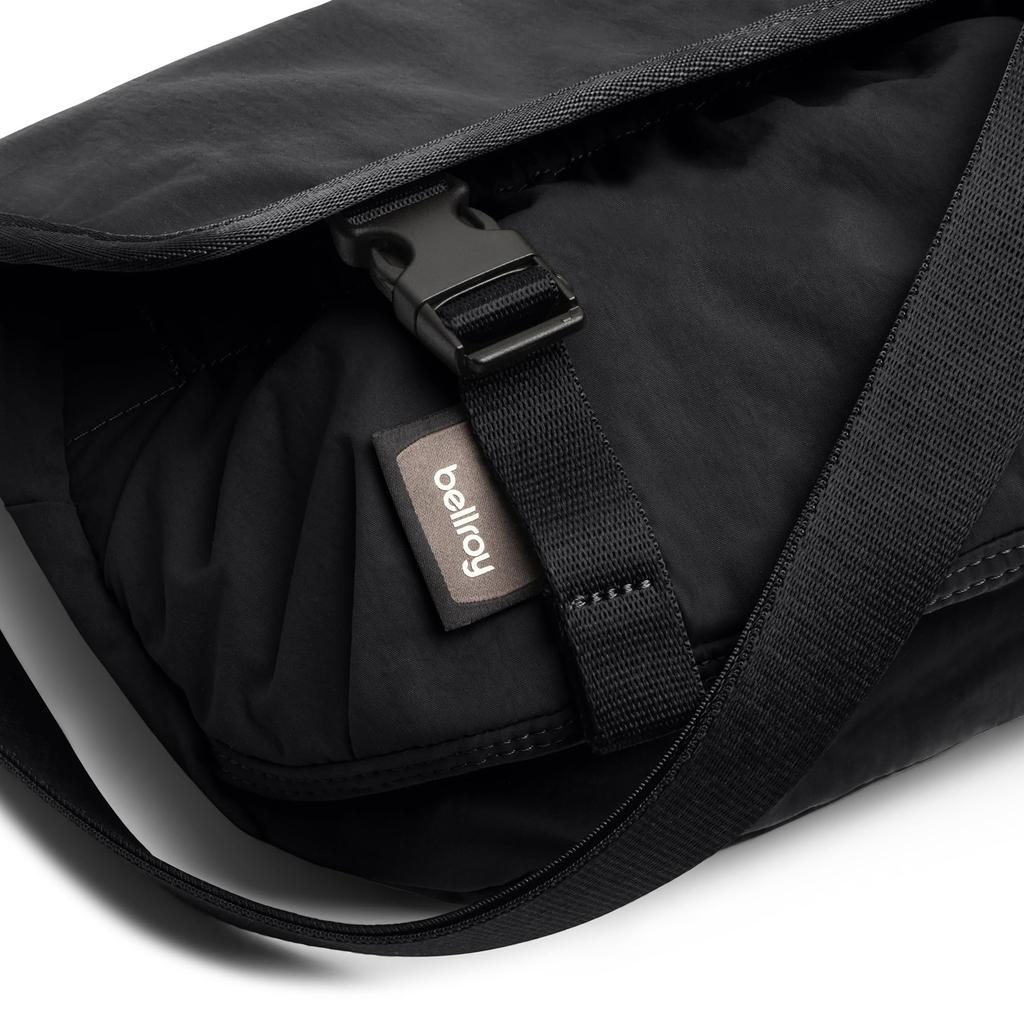 Bellroy Cinch Mini Messenger, 6L Fassungsvermögen, Leichte Mini-Umhängetasche, Wasserabweisendes Gewebe, Einfache Aufbewahrung - Schwarz