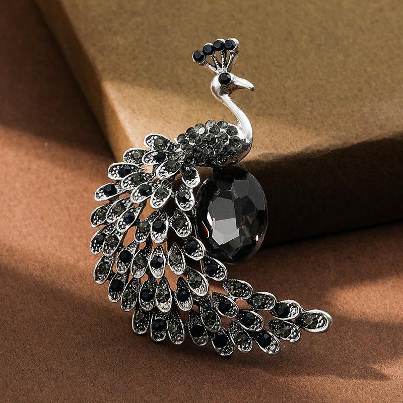 Elegant High-End Peacock Crystal Brooch for Women – Perfect for Cardigans, Jackets, Shawls, and As a Stylish Corsage Pin.