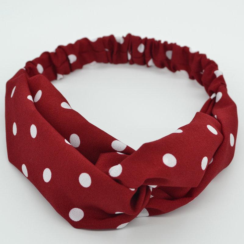 

Набор аксессуаров для волос в горошек: Повязка для умывания лица, держатель маски, резинка для волос и заколка.