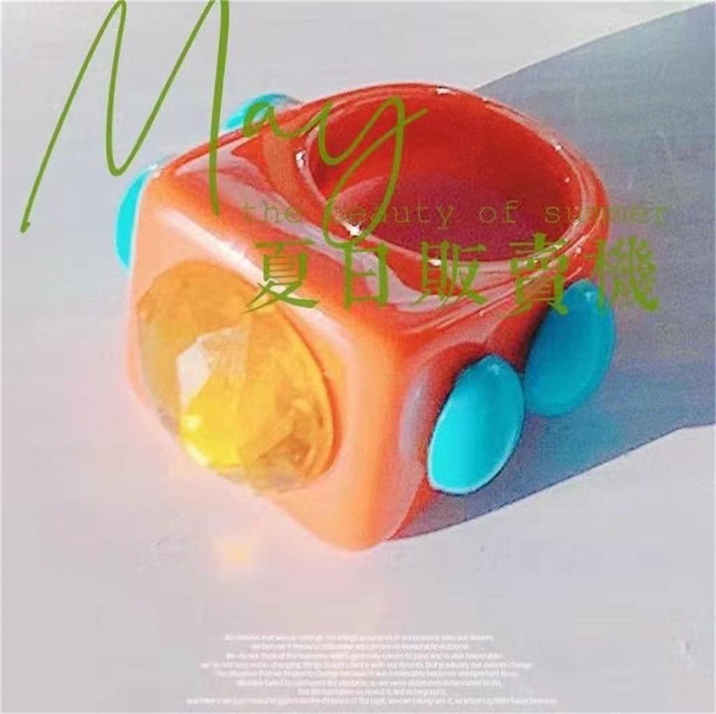 Übertriebener Harzring für Damen Acryl-Metallstreifen sind Rot und Grün Quadratischer Harz-Farbring Punk-Schmuck Zubehör Ringe