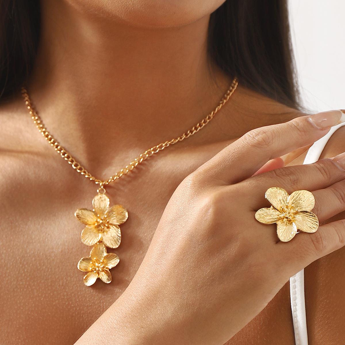 

Tooxika Personalised Minimalist Metal Style Retro Fashion Airy Feeling Flower Necklace
