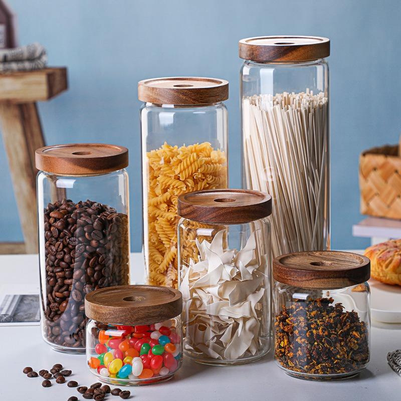 Hermetyczny szklany słoik z bambusową pokrywką na kawę, herbatę, przyprawy, zboża i cukier – nowoczesna organizacja kuchni i spiżarni