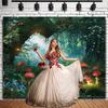 2D Fantasy Fairycore Wandteppich Verzauberter Grüner Wald mit Roten Pilzen Wandkunst