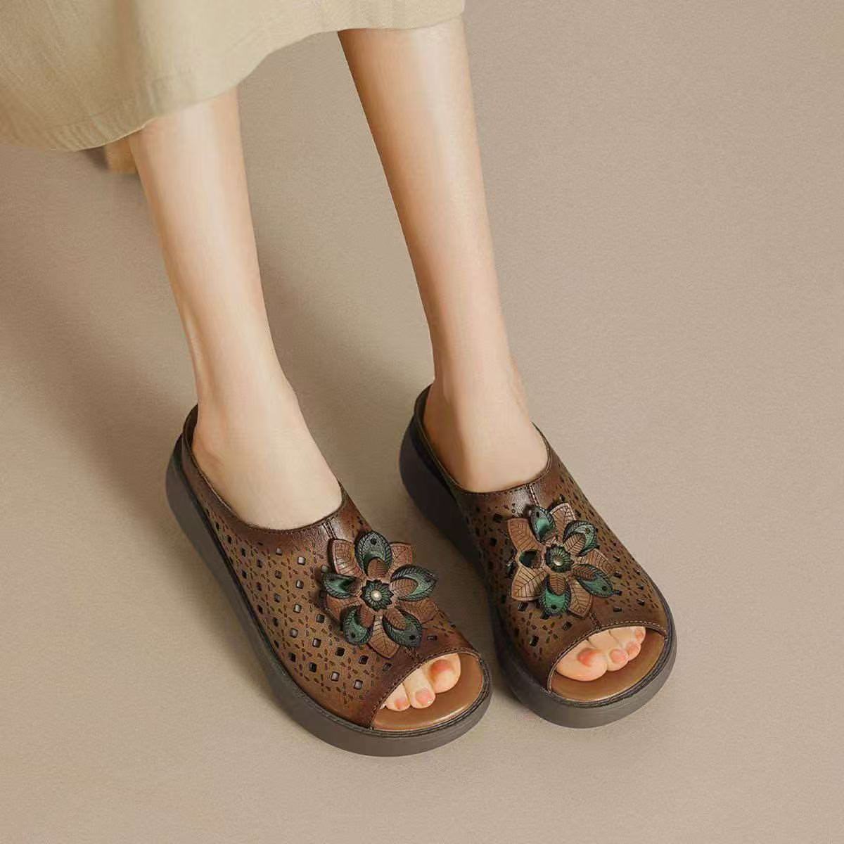 

Тапочки женские летние удобные и не утомляющие ноги новые летние тапочки с открытым носком и перфорацией дышащие этнический цветочный принт танкетка женская обувь 35 коричневый