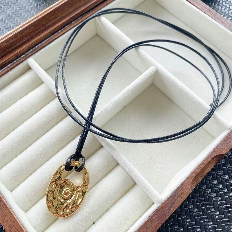 

2025 новый нишевый дизайн, подвеска-ожерелье с текстурой раковины, женское ощущение высокого класса, модный свитер на черной веревке, цепочка для ключицы