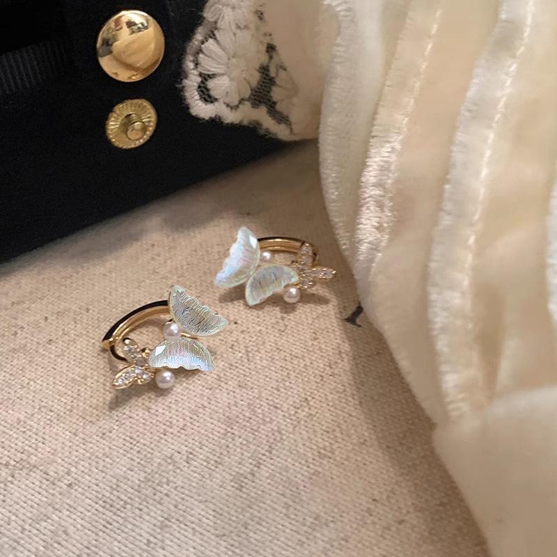 Elegant Rhinestone Butterfly Ear Cuffs: Chic, Versatile, and Exquisite Fashion Earrings for Women.