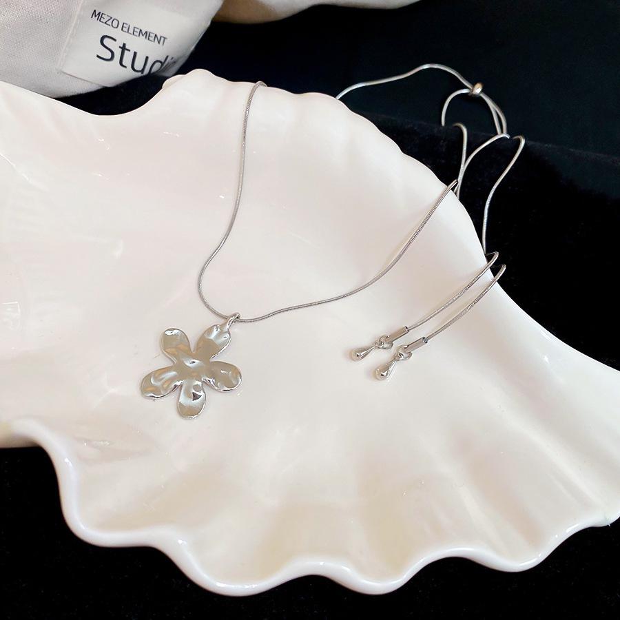 Retro Irregular Bow & Heart Tassel Necklace - Cool Versatile Clavicle Chain for Autumn & Winter