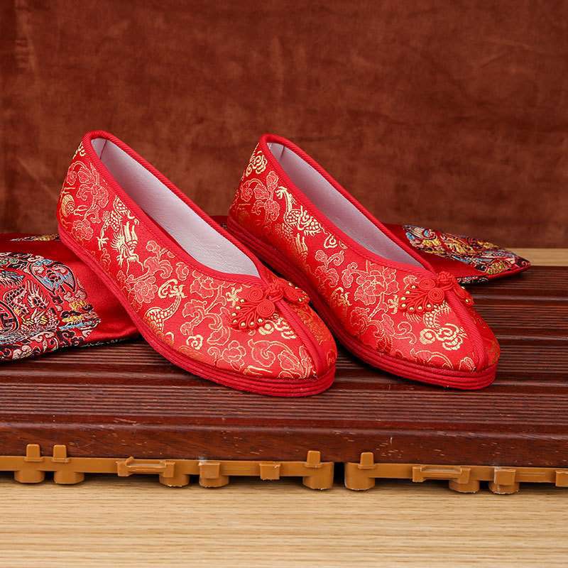 Chinese wedding shoes on the coupe shoes red dragon and phoenix bride Xiuhe shoes flat women's wedding shoes Xiuhe clothes embroidered shoes