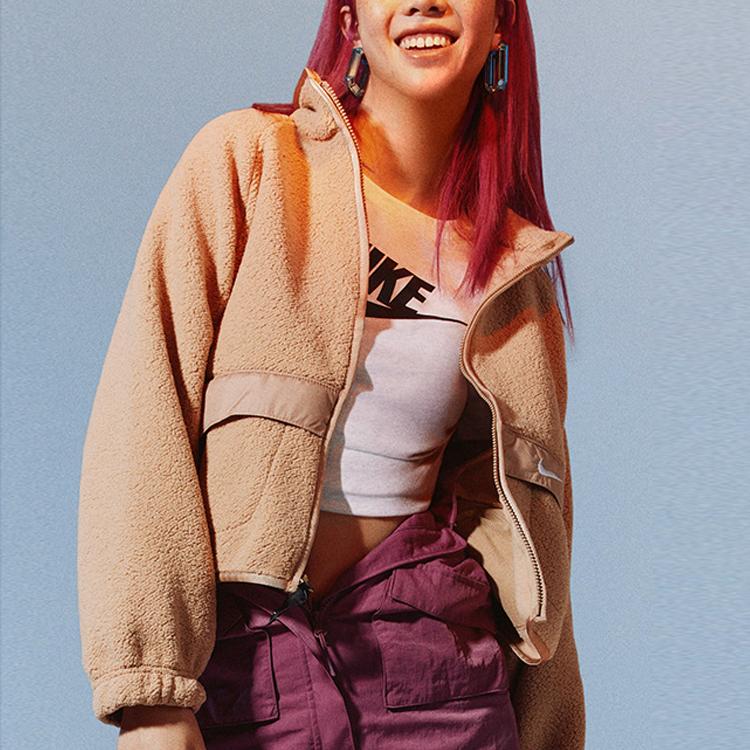 Nike Dámská bunda s fleecovou podšívkou a trychtýřovitým límcem s potiskem loga kukuřičná DO7761-200