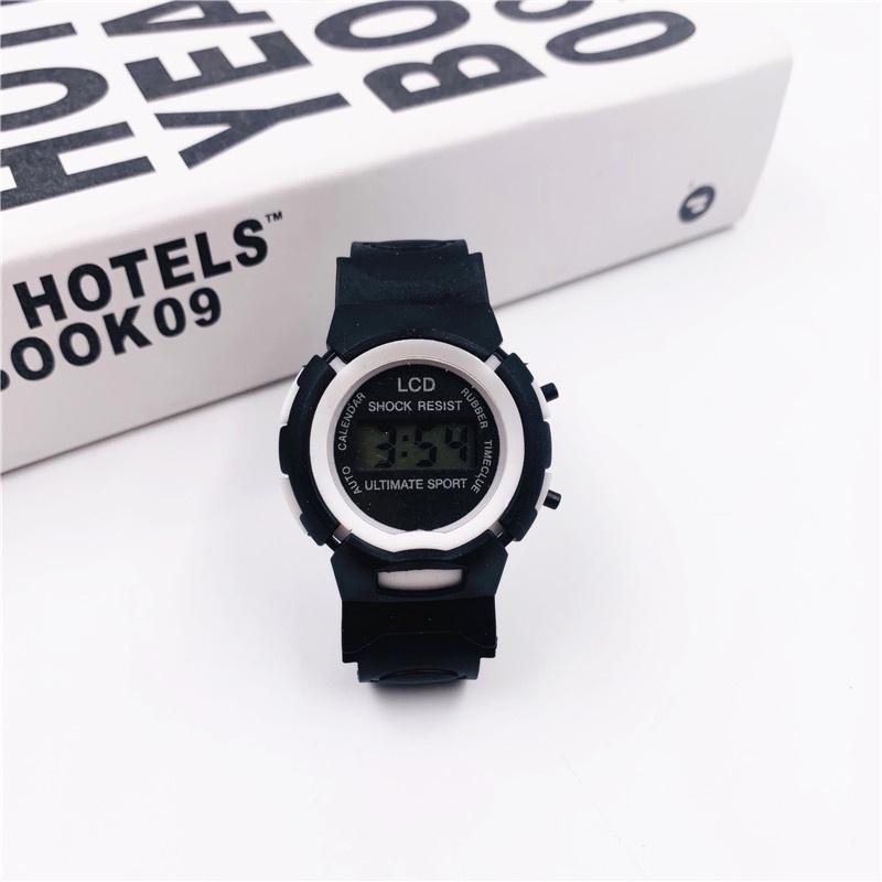 And Lightweight Comfortable Childrens Watch Round Dial Shape With Plastic Material Case