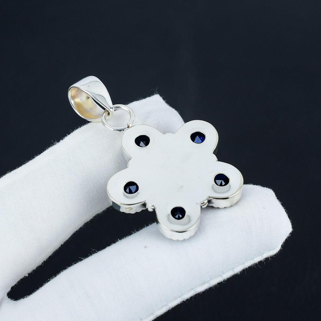 Blauer Saphir-Edelstein-Silberanhänger aus 925er Sterlingsilber – handgefertigtes Blumendesign, Alltagsschmuck, Geburtstagsgeschenk für die Liebe