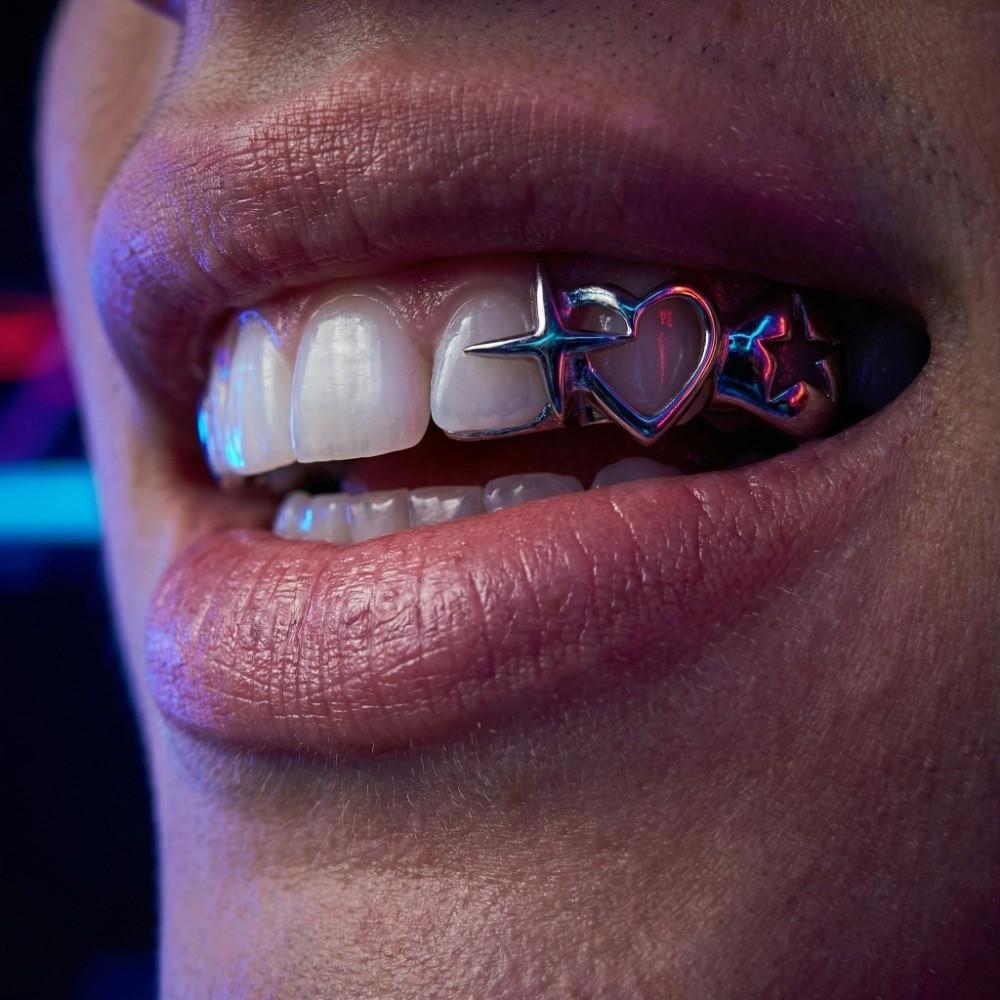 Grillz dentale a forma di cuore traforato placcato oro 18 carati, gioiello personalizzato per denti.