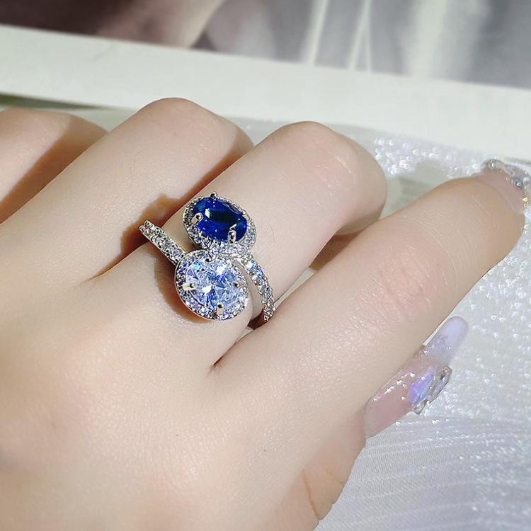 Se referă la Inelul Incrustat cu Corp Pur Tăiat Brilliant Albastru