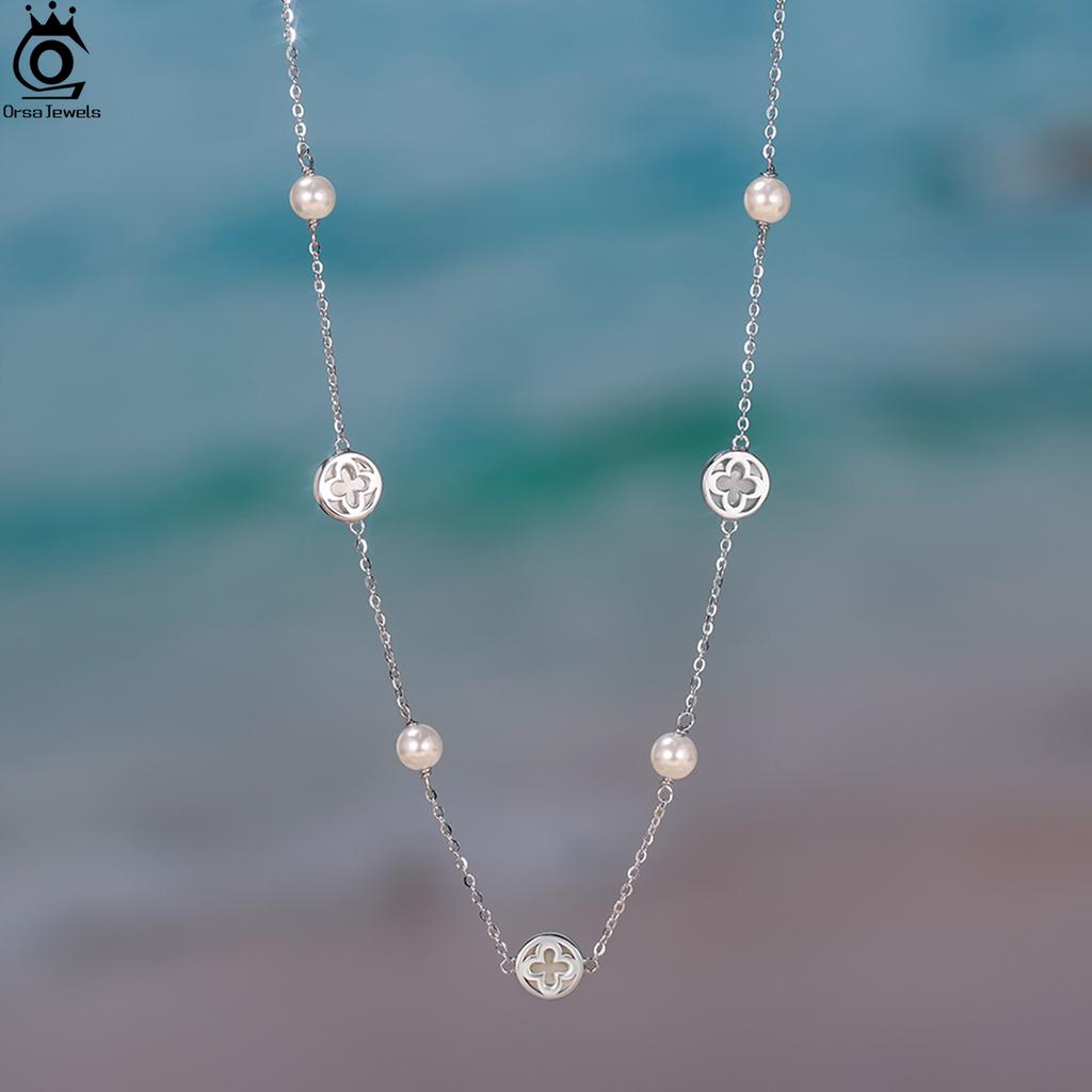 ORSA JEWELS Glänzende Muschelperlen-Choker-Halskette 925er Sterlingsilber Kleeblatt-Design Natur-Stil Sommergeschenk GMN63