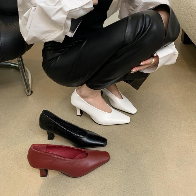 2025 new white high-heeled single shoes women's spring square head V-mouth temperament celebrity retro temperament witch grandma shoes