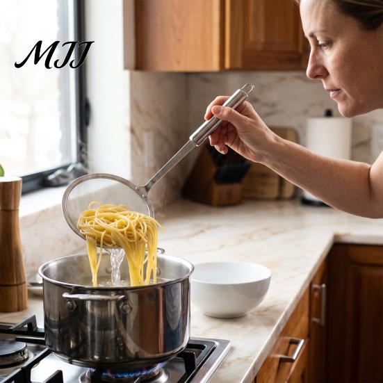 Long Handle Frying Skimmer Stainless Steel Fine Mesh Skimmer, 100-Mesh Oil Strainer Spoon with Multi-purpose Kitchen Draining Tool Handle, Ladle