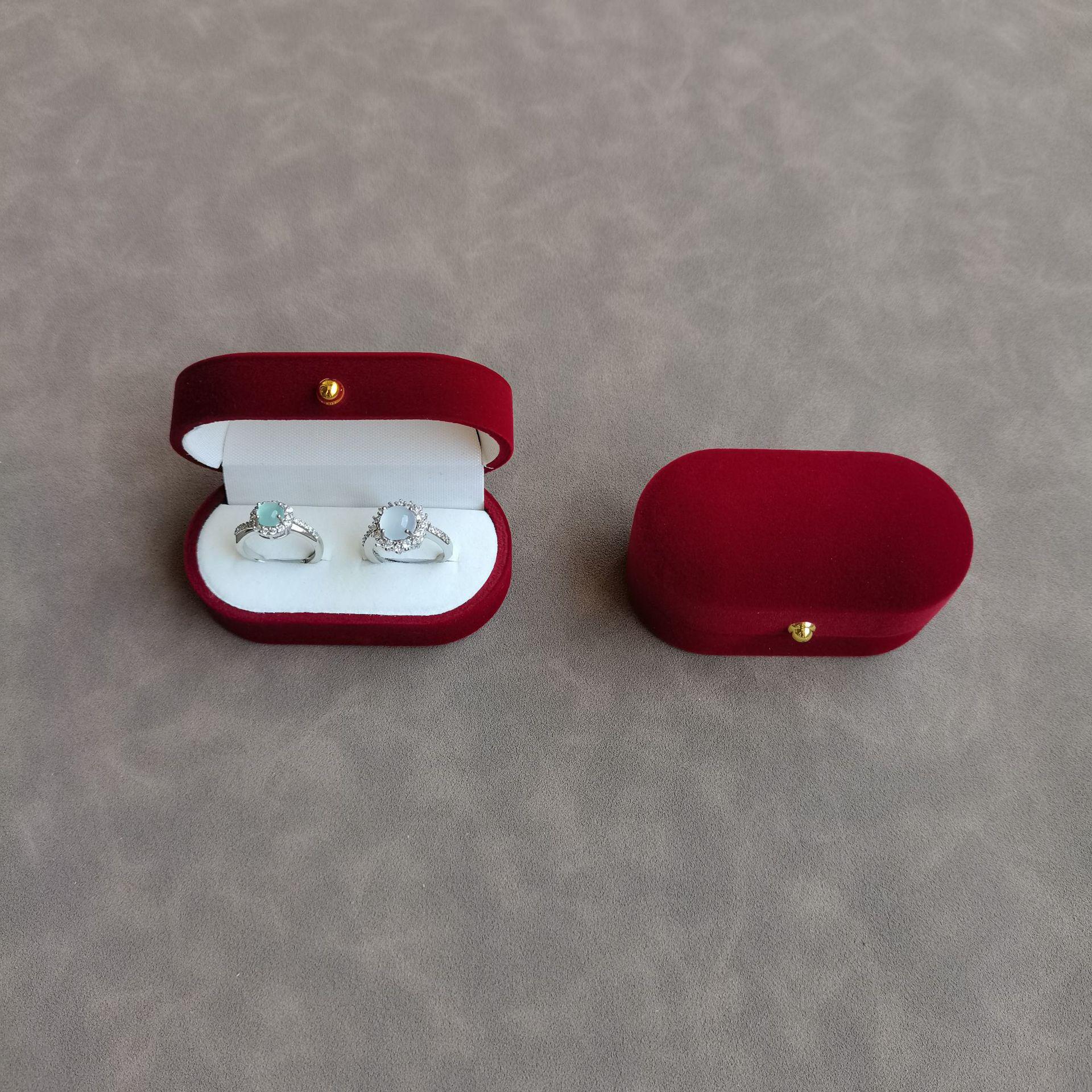 

Овальная бархатная подарочная коробка для колец и серег