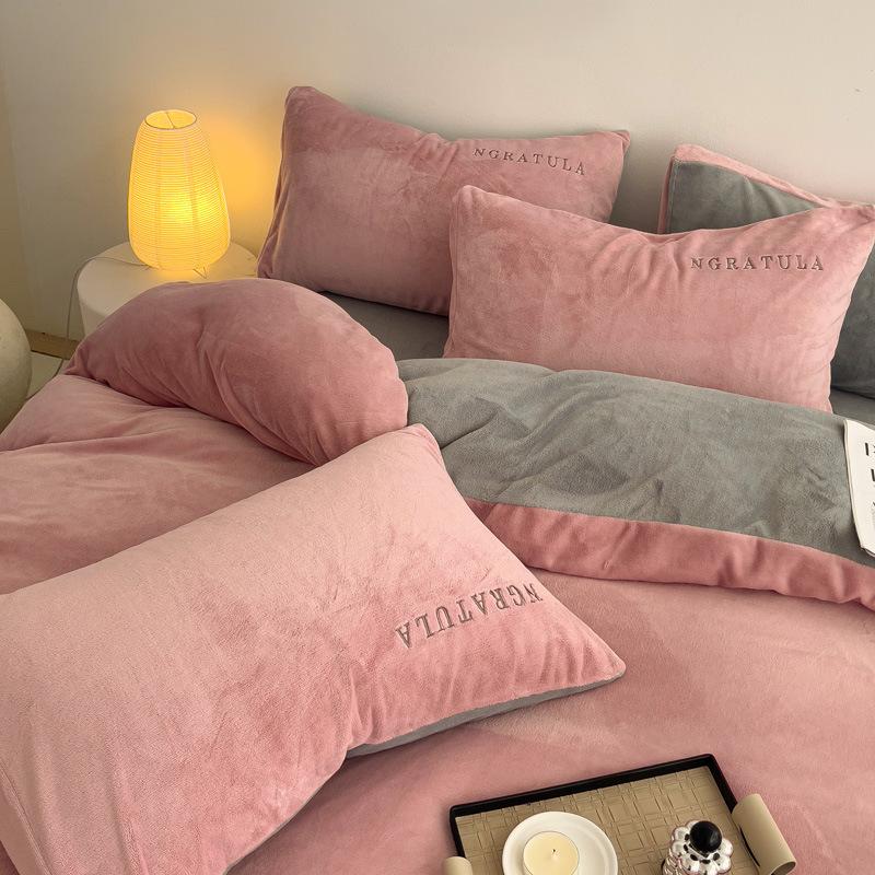 Čtyřdílná postelová sada z těžkého sametu: Dvoubarevné prošívání, plyšový a hřejivý povlak na přikrývku s prostěradly šetrnými k pokožce