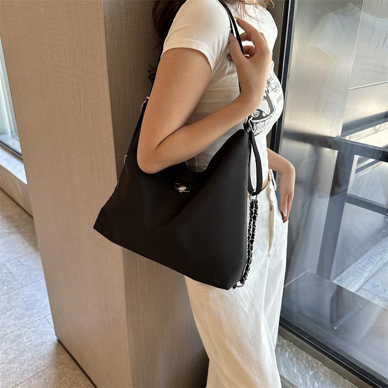 Casual and Fashionable Glossy Bread Bag for Women In Autumn New Chain Large Capacity Single Shoulder Crossbody Bag Handbag for Women