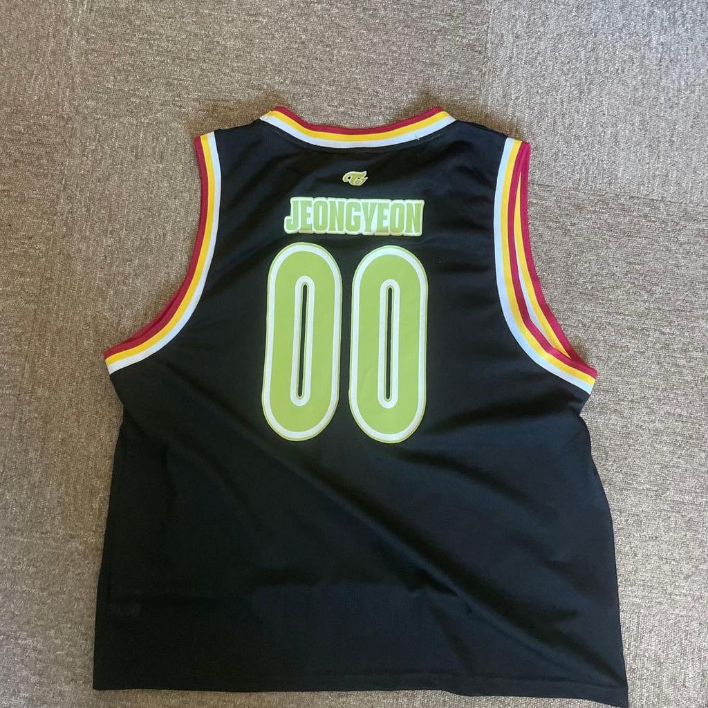 [USED] TWICE Tank Top JEONGVEON 00