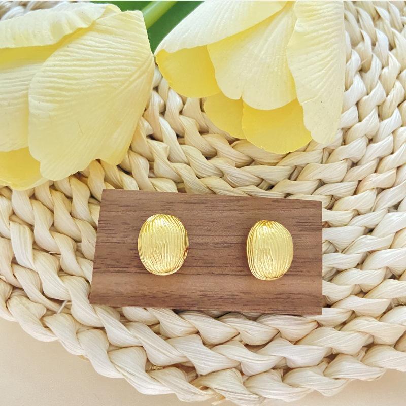 

2024 Summer New High-End Gold-Plated Copper Niche Women s Simple Earrings золотой