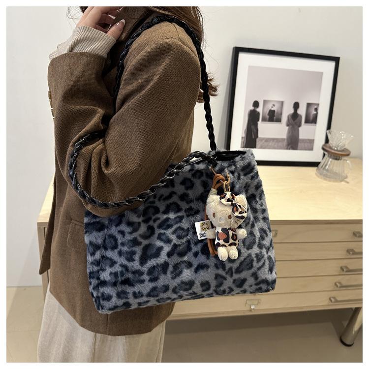 Leopard Print Plush Bucket Bag for Women 2026 New Fashionable Chain Shoulder Crossbody Purse