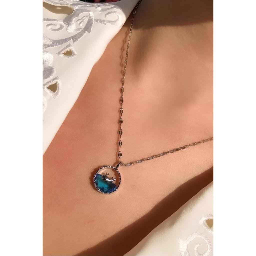 Anlauffarbene Halskette aus Stahl mit Walfisch-Motiv, Fisch schwimmt im blauen Wasser, Modell silberfarbene Halskette aus Stahl