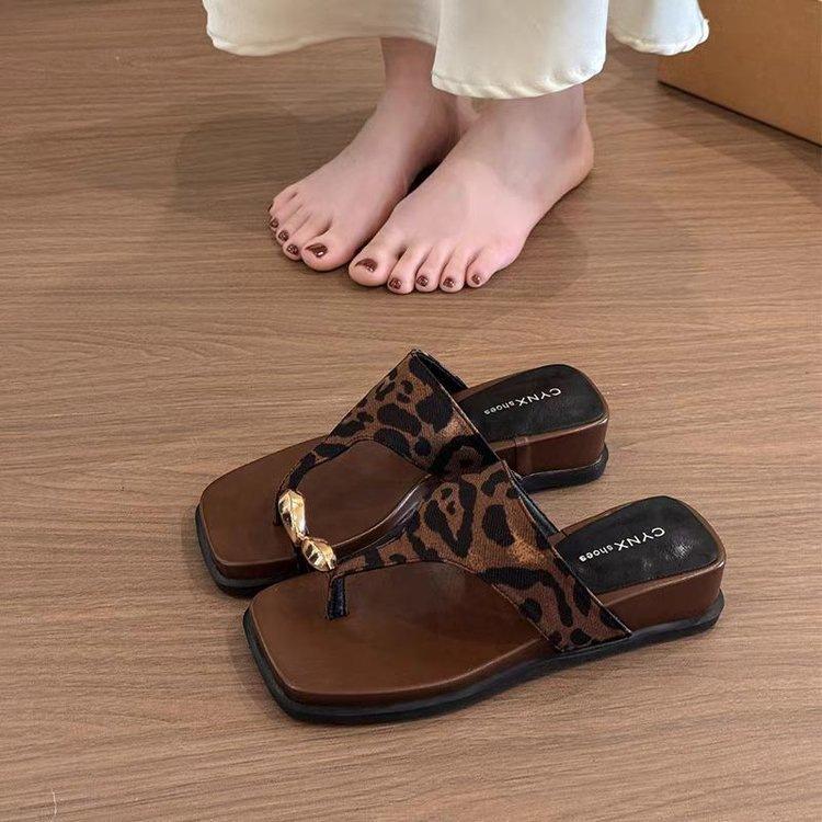 Retro flip-flops outer wear women's 2025 summer new French gentle style fashion heightened slope heel square head cool slippers