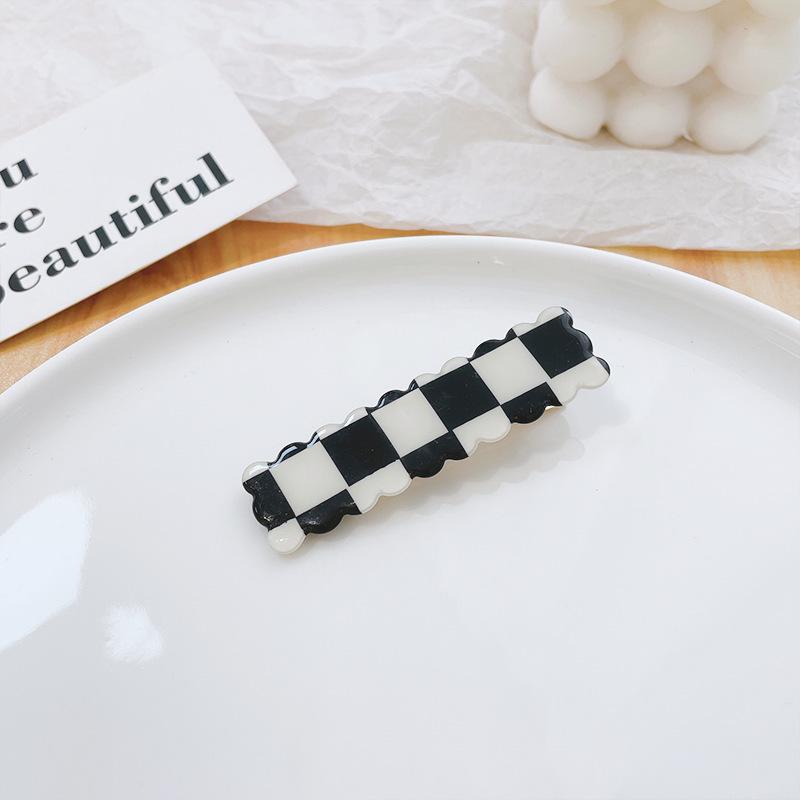 Checkerboard Black & White Plaid Hairpin: Simple, Seamless Duckbill Clip for Women