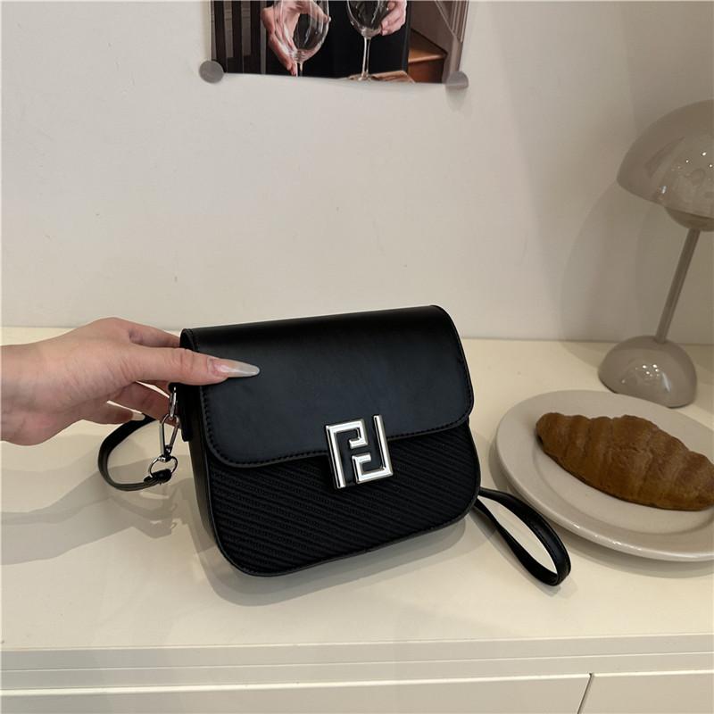 

Three-dimensional fashion texture commuting versatile small square bag women s personality leisure chain summer new high-end messenger bag чёрный