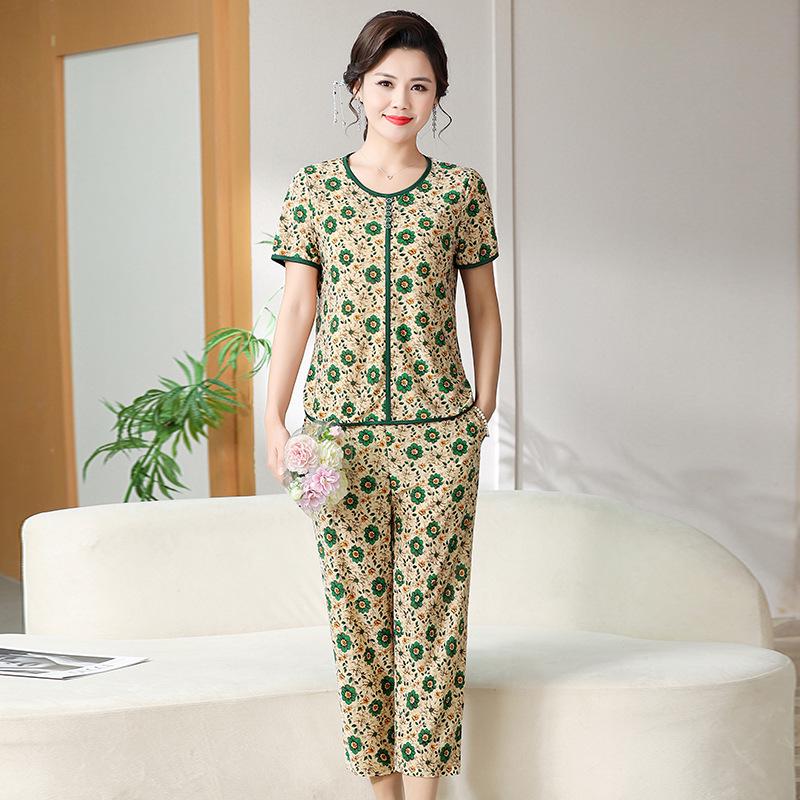 

Mom s Versatile Summer Ice Silk Top & Pants Set for Mature Women: Stylish, Loose, Slimming, Two-Piece Outfit. 4XL (130-145 lbs)