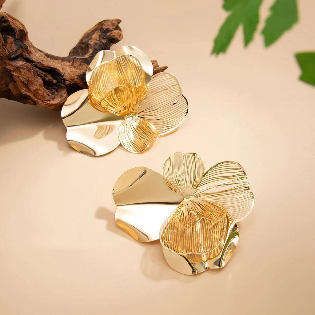 SHIXIN Creative Chic Petal Flower Stud Earrings Women Trendy Exquisite Wedding Bridal Gold Color Piercing Ear Daily Jewelry Gift