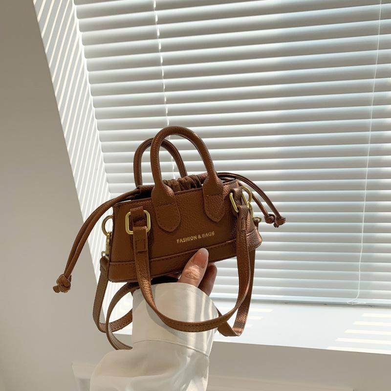 Ny Sömnad Damer Handväska Mode Enfärgad Flickor Axelväska Enkel Mini Flicka Axelväska Nischad Design Skalväska Bilstygn