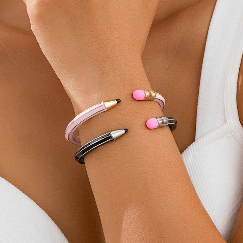 Elegantes und modisches buntes Armband - Europäischer, amerikanischer, koreanischer Stil, Exquisiter Nischen-Leichtluxus-Schmuck für Damen
