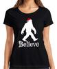 Glaube Sasquatch Weihnachtsmann Weihnachtsmütze Bigfoot Yeti Weihnachten Unisex T-Shirt