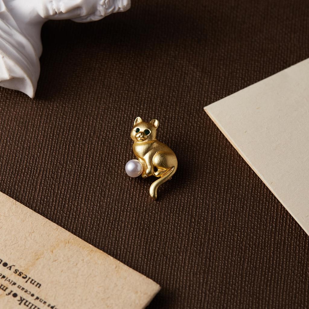 Cartoon Cute Green Eyes Cat Brooches For Women Men Vintage Simple Playing Imitation Pearl Ball Little Kitten Animal Pins Jewelry