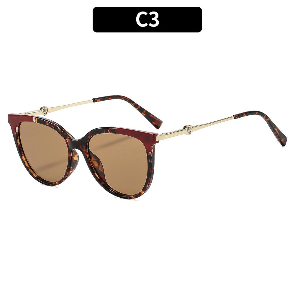 Oversized cat-eye heart-shaped glasses, retro street-style sunglasses, perfect for outdoor vacations and travel.