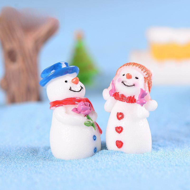 Cute Resin Christmas Scene Decoration Couple Playing With Snow For Potted Plant Decor