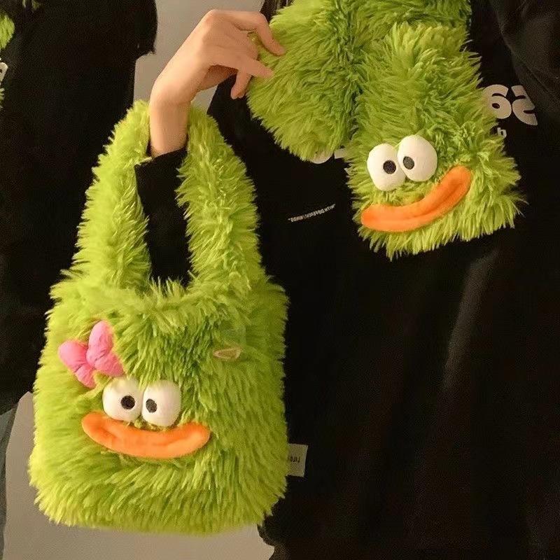 

Осенне-зимняя милая уродливая милая плюшевая сумка женская большая емкость студенческая дофаминовая мультяшная милая плюшевая сумка через плечо прилив